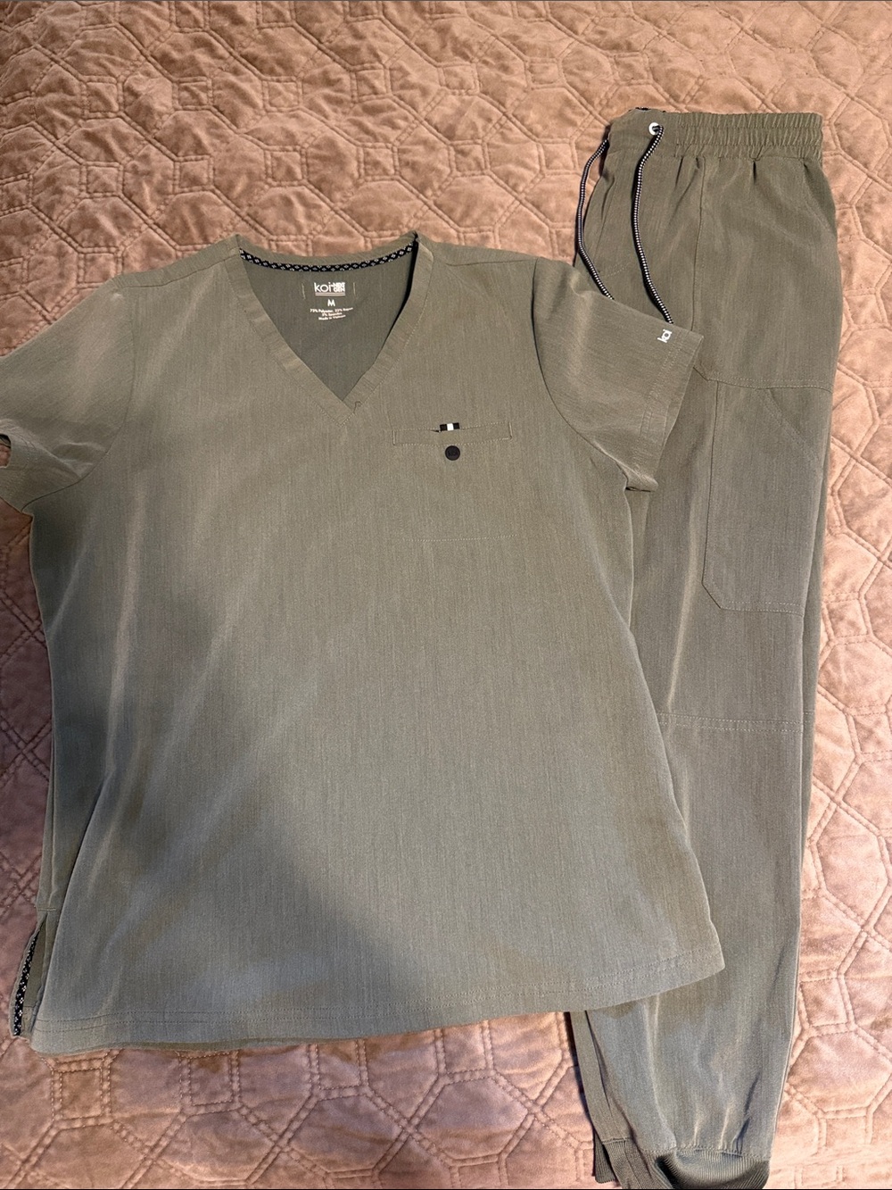 Koi Womenโs Olive Drawstring Jogger Scrub Pants & V-Neck Top Set